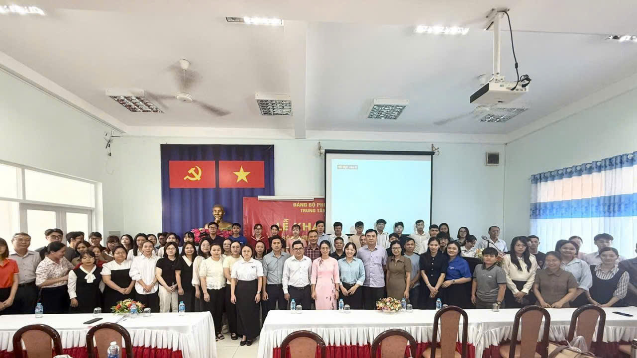 Toàn cảnh lễ khai giảng lớp bồi dưỡng nhận thức về Đảng khóa 2/2025